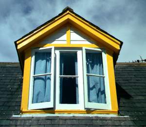 fenster-angebote-preise-kosten-fensterbauer Neue Fenster sehen nicht nur toll aus, sie sparen auch Energie. Gerade deshalb sollten immer mehrere Angebote eingeholt werden.